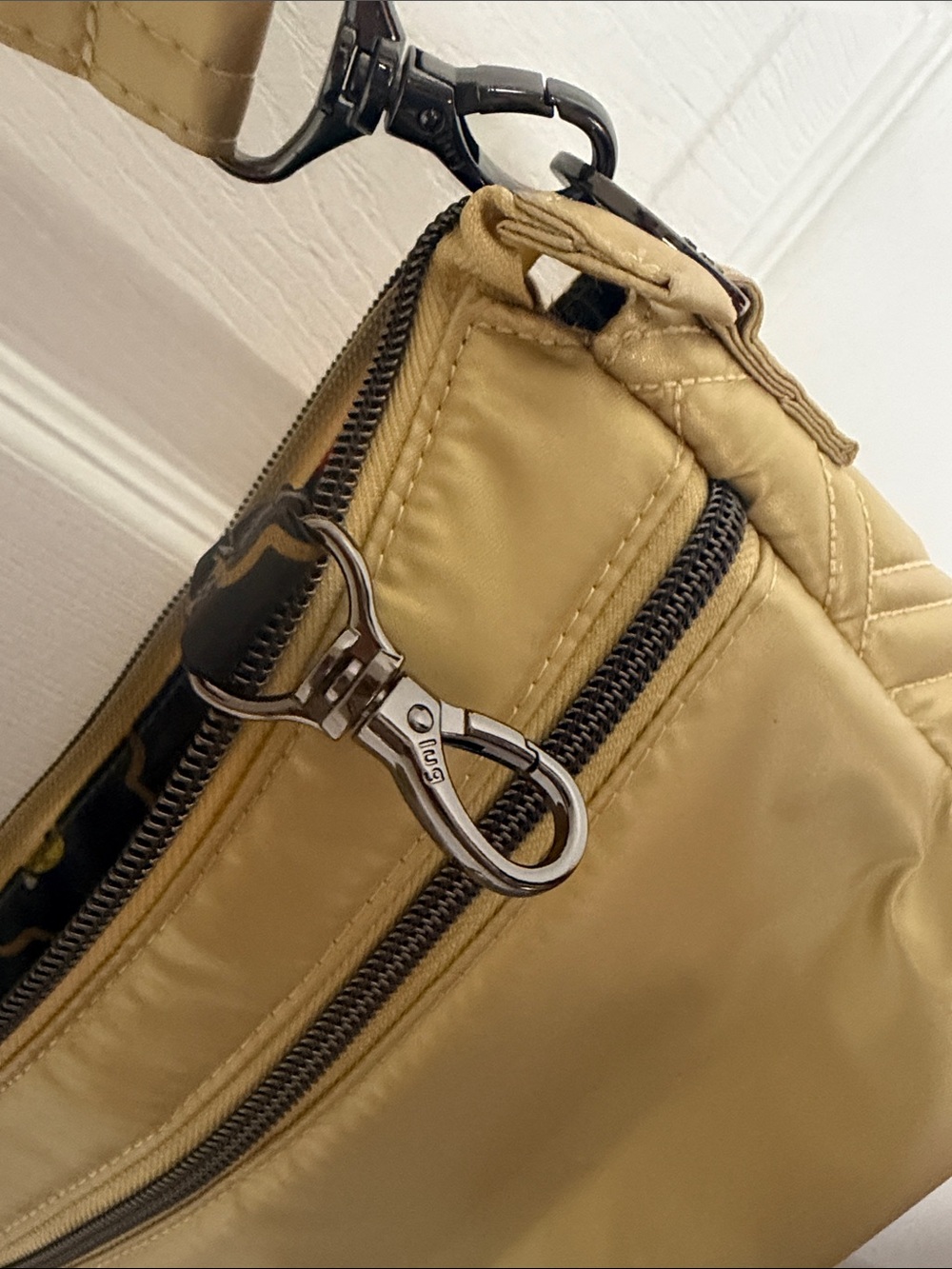 Lug Dash Classic Crossbody NWOT - Picture 6 of 8